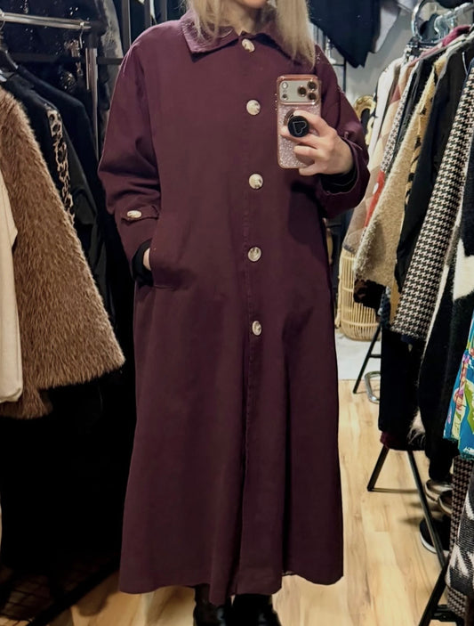 Bordeauxfarbener langer Mantel