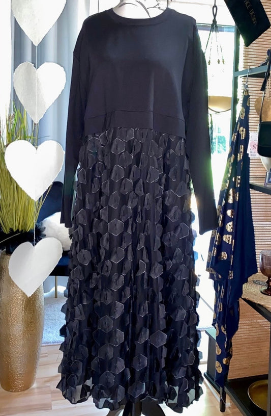 Schwarzes Sweatkleid mit Volant Effekt