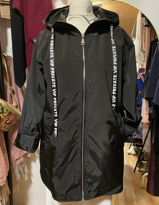 Schwarze Kapuzenjacke wasserabweisend